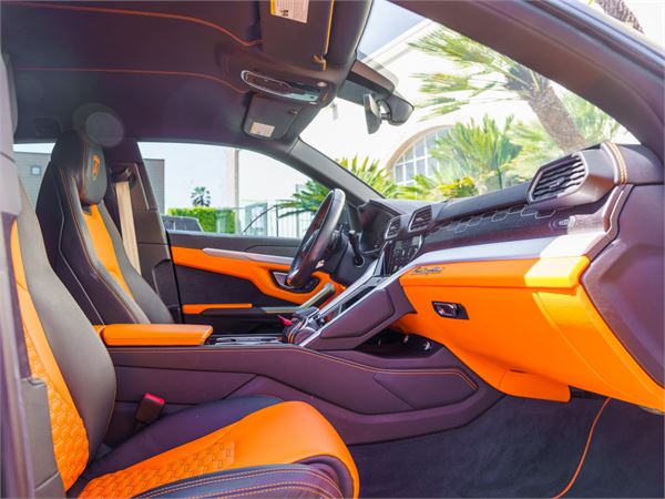 2022 Lamborghini Urus in Blue Astraeus Metallic - interior photo 18