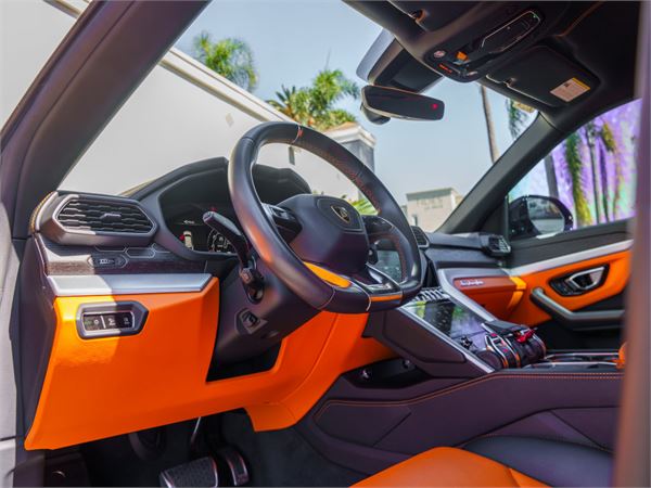 2022 Lamborghini Urus in Blue Astraeus Metallic - interior photo 23