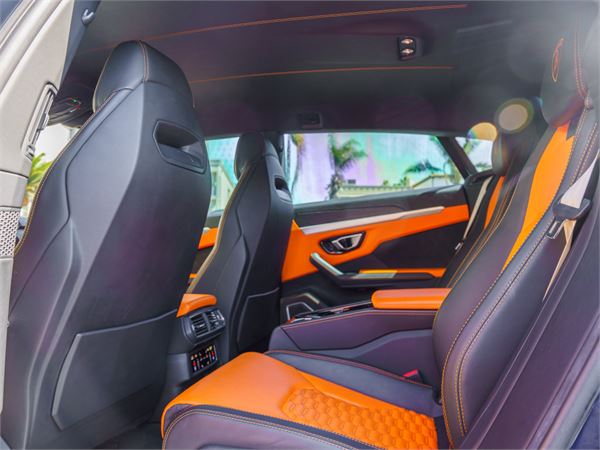 2022 Lamborghini Urus in Blue Astraeus Metallic - interior photo 17