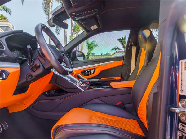 2022 Lamborghini Urus in Blue Astraeus Metallic - interior photo 24