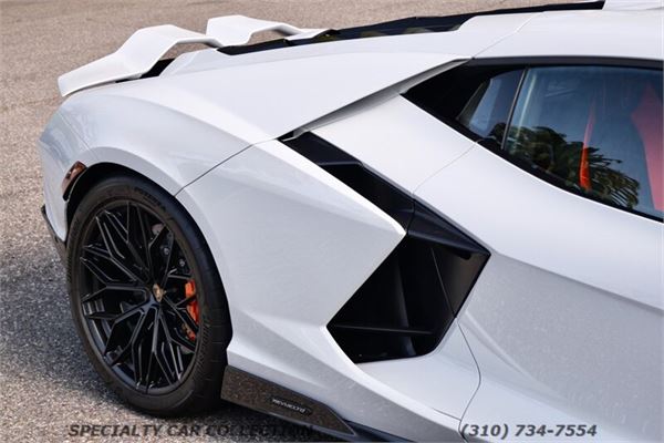 2026 Lamborghini Revuelto in Bianco Icarus - exterior photo 12