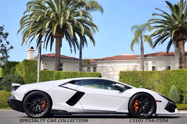 2026 Lamborghini Revuelto in Bianco Icarus - exterior photo 6