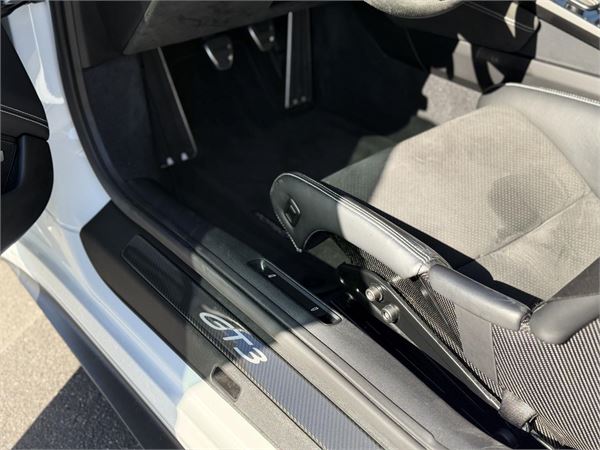 2022 Porsche 911 GT3 in White - interior photo 18