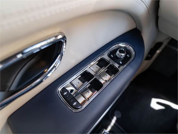 2024 Bentley Bentayga in Dark Sapphire Metallic - interior photo 22